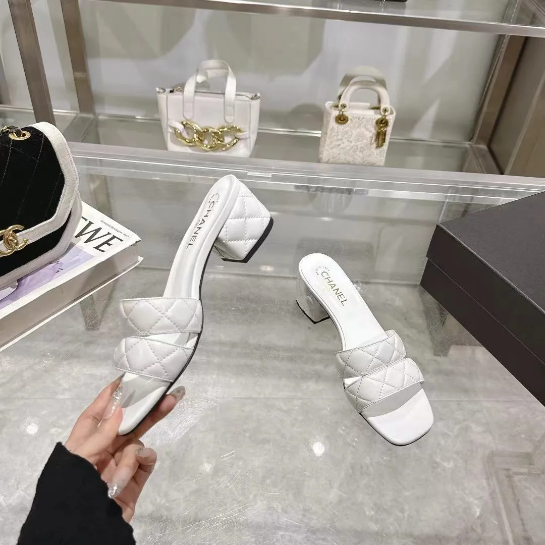 👟👟Ex-factory price 520👟👟 𝐂𝐇𝐀𝐍𝐄𝐋★Xiaoxiang New Spring and Summer Products Counter new sandals, electric embroidered Lingge’s classic elements that will never fade away 💋Showing a unique style, too beautiful to say, a must-have in summer... Upper: imported sheepskin/knitted fabric Lining: mixed sheepskin Heel height: 5cm Outsole: Italian leather outsole Shoe size: 35-39 (customized items of 40, 41 and 42 are not returnable or exchangeable)
